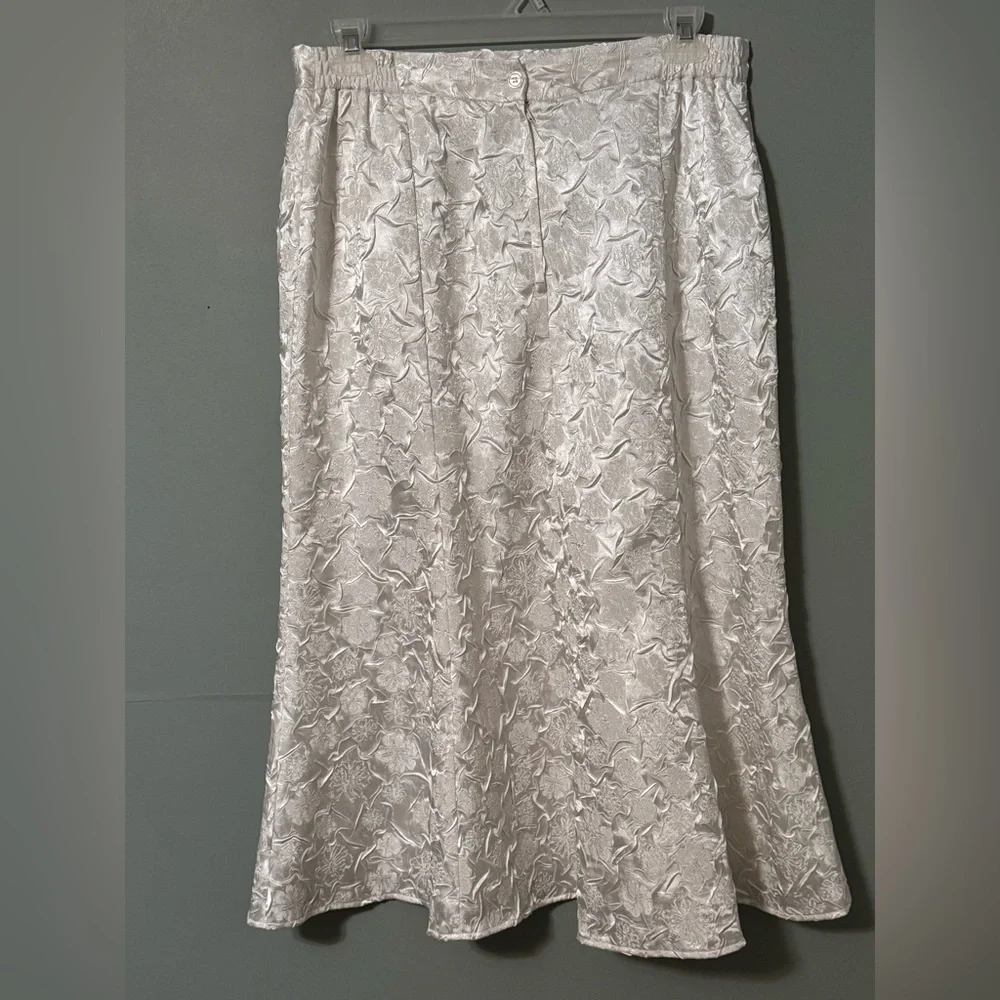 Elegant Cream Brocade Skirt Set - Picture 2 of 11